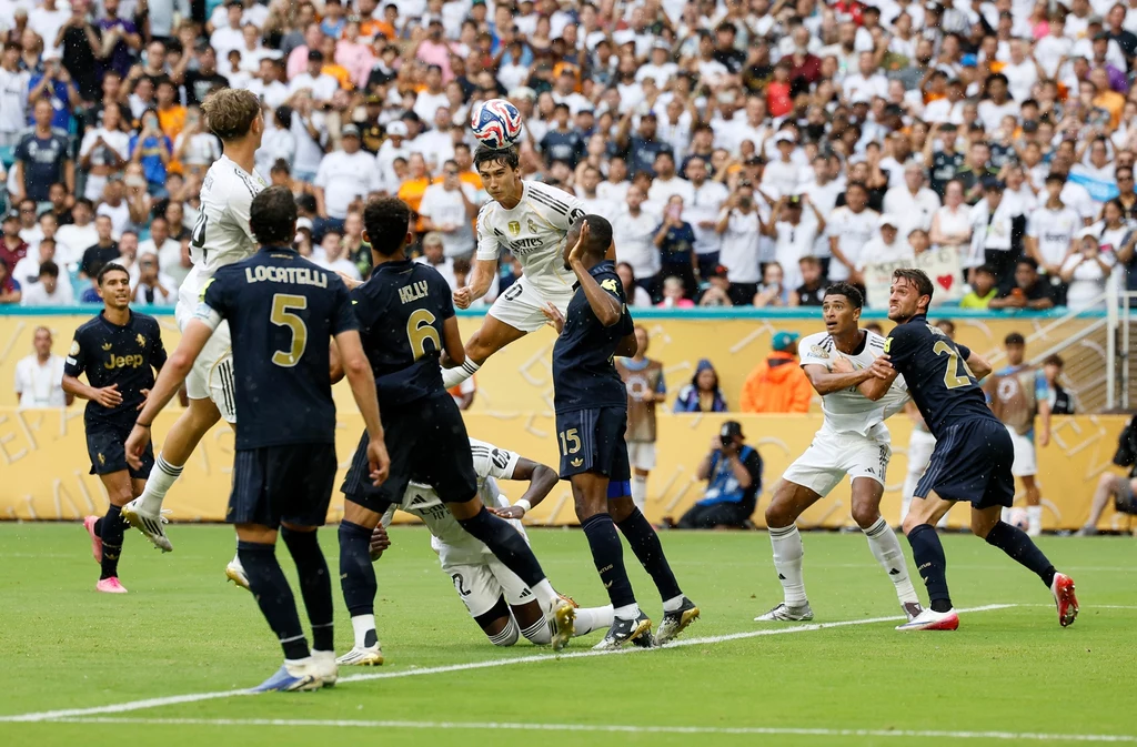 Gonzalo Garcia strzelający gola z Juventusem