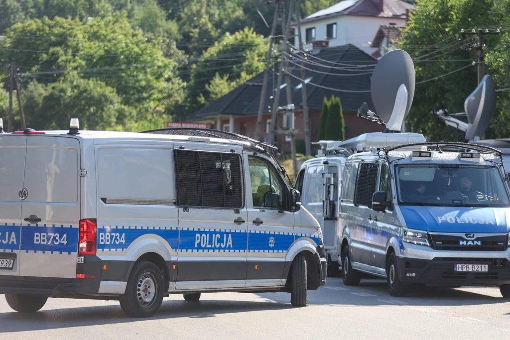 Limanowa. Służby w Starej Wsi podczas obławy za 57-latkiem Limanowa. Służby w Starej Wsi podczas obławy za 57-latkiem