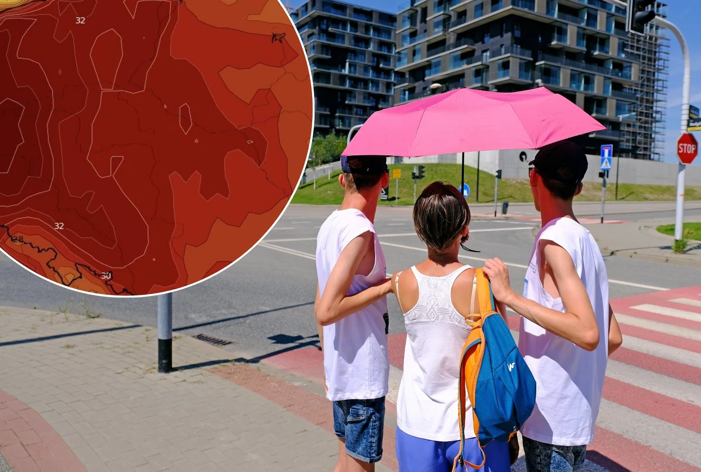 Środa będzie bardzo słonecznym i upalnym dniem w praktycznie całym kraju. Na zachodzie może być nawet do 37 stopni Celsjusza Trzy osoby stoją na przejściu dla pieszych, chronią się przed słońcem pod różowym parasolem, w tle nowoczesne budynki mieszkalne; w lewym górnym rogu widoczny fragment kolorowej mapy pogodowej z intensywnymi odcieniami czerwieni symbolizującymi upał.