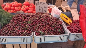 Czereśnie na jednym z warszawskich bazarów kosztowały od 10 do 22 zł/kg.