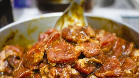 Karkówka w nietypowej glazurze wychodzi wyśmienicie nie tylko z grilla. Można ją również upiec w piekarniku. 