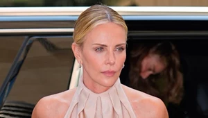 Wyglądała jak Marilyn Monroe, a potem ścięła włosy na chłopaka. Charlize Theron eksperymentuje z fryzurami