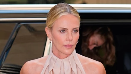 Wyglądała jak Marilyn Monroe, a potem ścięła włosy na chłopaka. Charlize Theron eksperymentuje z fryzurami