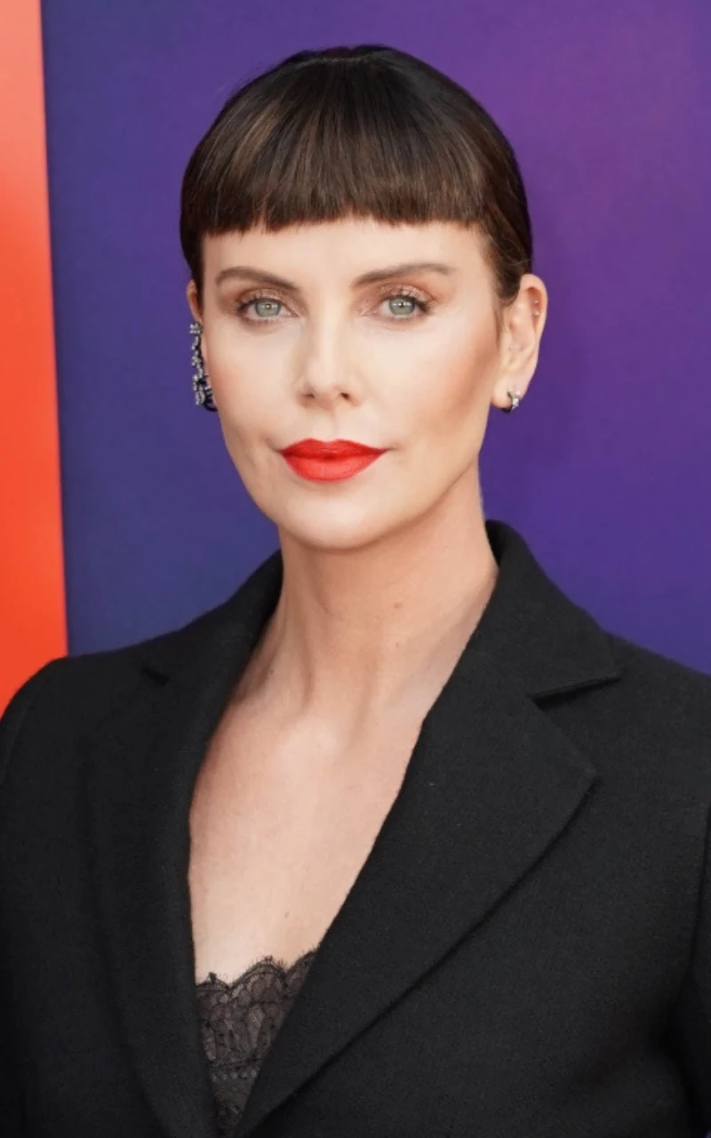 Aktorka ma ten na koncie epizod w roli brunetki