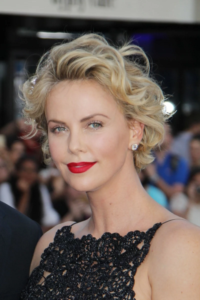 Charlize Theron w stylu Marilyn Monroe