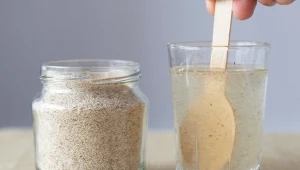 Najlepszy napój na zdrowe jelita. Zalej łyżeczkę i odstaw na kwadrans 