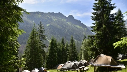 Czy dzikie nocowanie w Tatrach jest legalne? Za złamanie przepisów grożą mandaty.