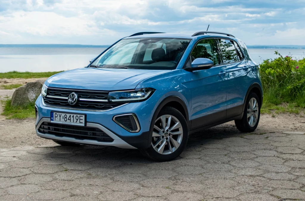 T-Cross z powodzeniem może służyć jako auto rodzinne, pod warunkiem, że nie musimy wozić już dużego wózka na wakacje. T-Cross z powodzeniem może służyć jako auto rodzinne, pod warunkiem, że nie musimy wozić już dużego wózka na wakacje.