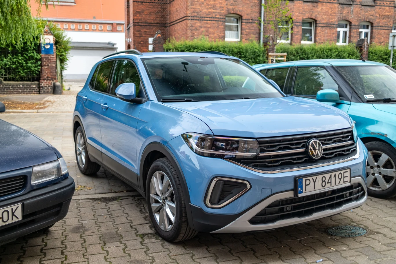 - Podwyższony prześwit i niewielkie wymiary ułatwiają parkowanie w mieście, nawet na wyższych krawężnikach. - Podwyższony prześwit i niewielkie wymiary ułatwiają parkowanie w mieście, nawet na wyższych krawężnikach.