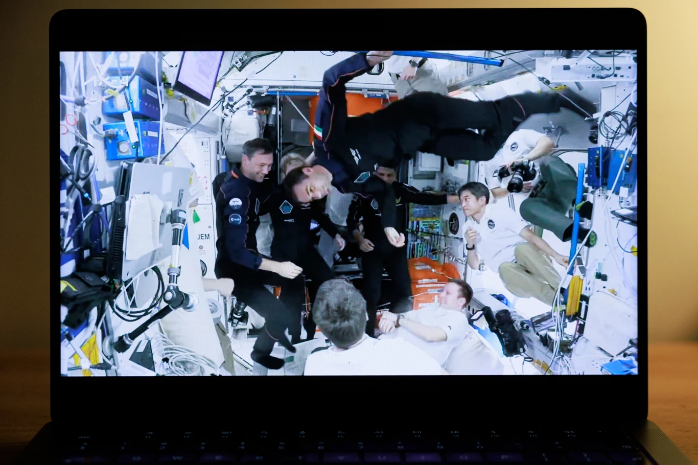 Polski astronauta Sławosz Uznański-Wiśniewski na Międzynarodowej Stacji Kosmicznej (ISS) Polski astronauta Sławosz Uznański-Wiśniewski na Międzynarodowej Stacji Kosmicznej (ISS)