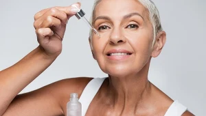 Kiedy zacząć używać serum? Jakie efekty przynosi stosowanie serum w młodszym, a jakie w starszym wieku? Wyjaśniamy
