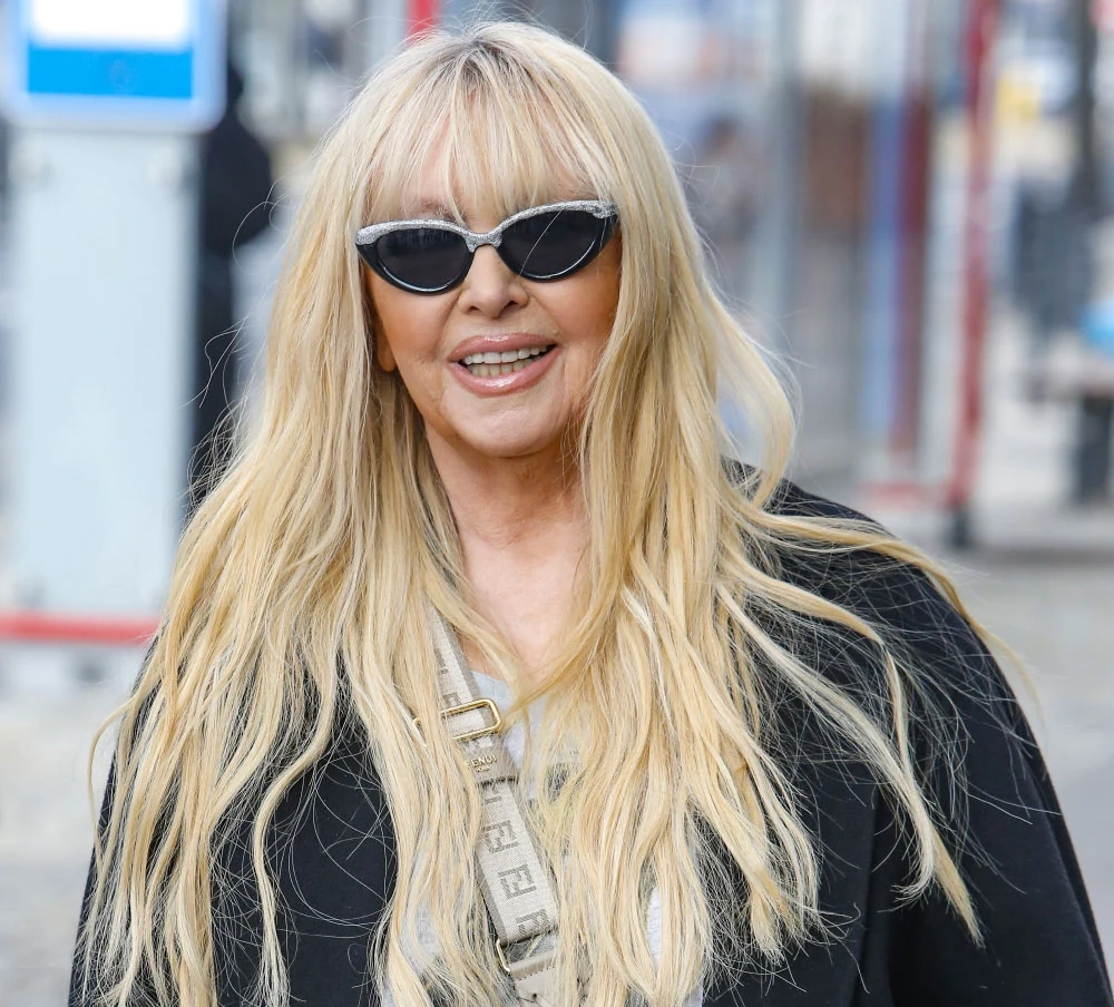 Maryla Rodowicz nagrała nową wersję "Małgośki" z Lanberry Kobieta o długich, blond włosach, w ciemnych okularach przeciwsłonecznych, ubrana w czarną odzież, stoi na tle miejskiego krajobrazu.