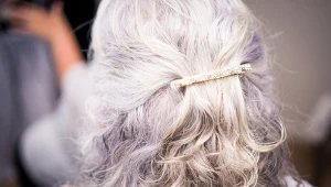 Sylwestrowe upięcia dla siwych włosów. Efektowny look bez wysiłku