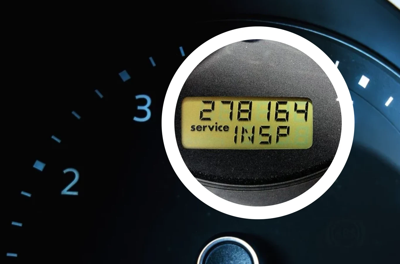 Co oznacza kontrolka “serwis”? Cyfrowy licznik samochodowy pokazujący przebieg 278164 km oraz komunikat serwisowy INSPECTION, podświetlony ekran na tle tarczy prędkościomierza.
