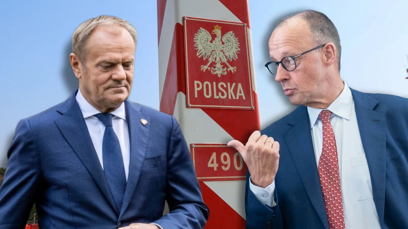 Premier Donald Tusk oraz kanclerz Niemiec Friedrich Merz Dwóch mężczyzn w garniturach, z czego jeden spogląda w dół, a drugi z uniesioną ręką wskazuje w jego kierunku, w tle czerwono-biały słup graniczny z napisem Polska i godłem państwowym.