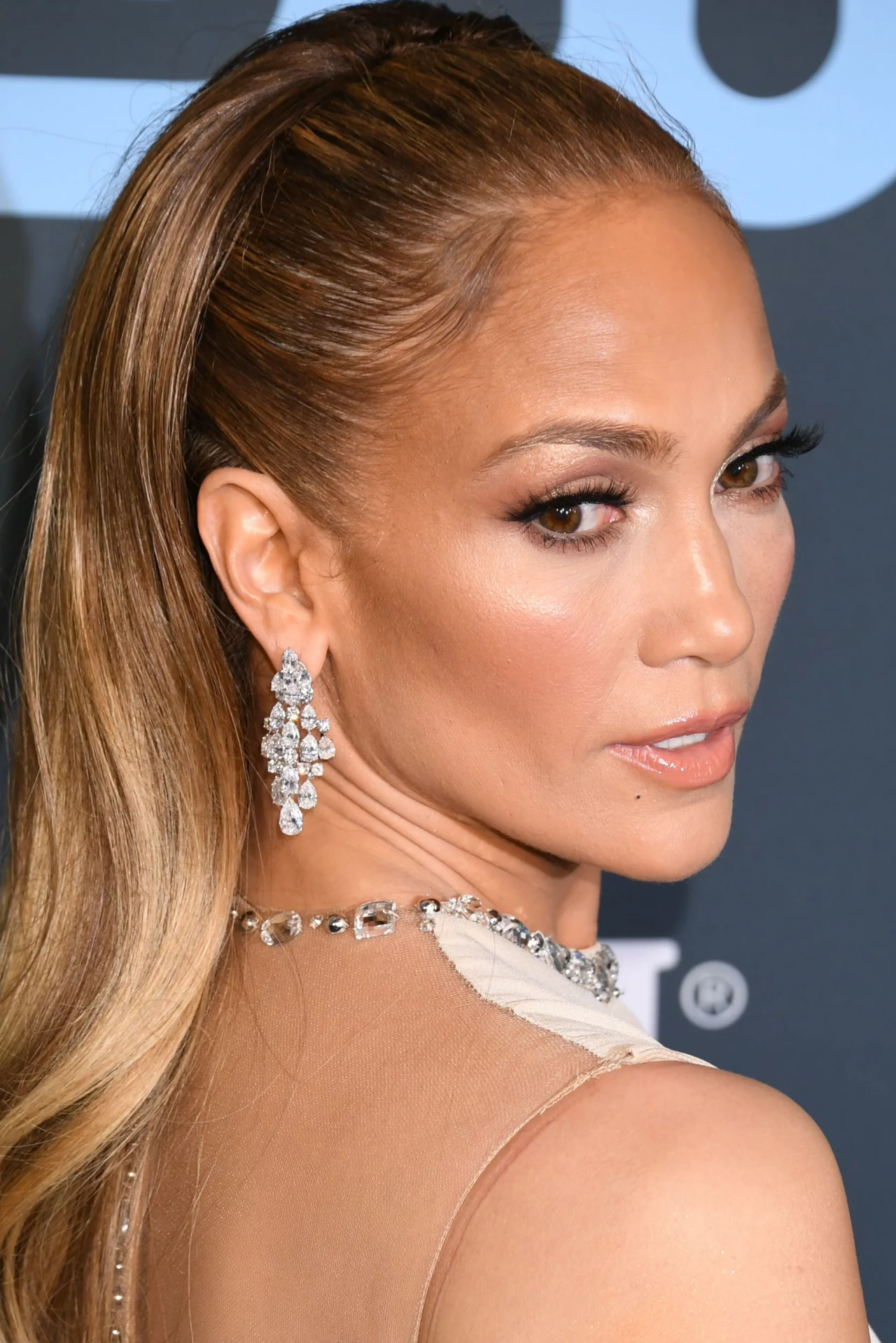 Jennifer Lopez jest mistrzynią w wyszczuplaniu twarzy makijażem 