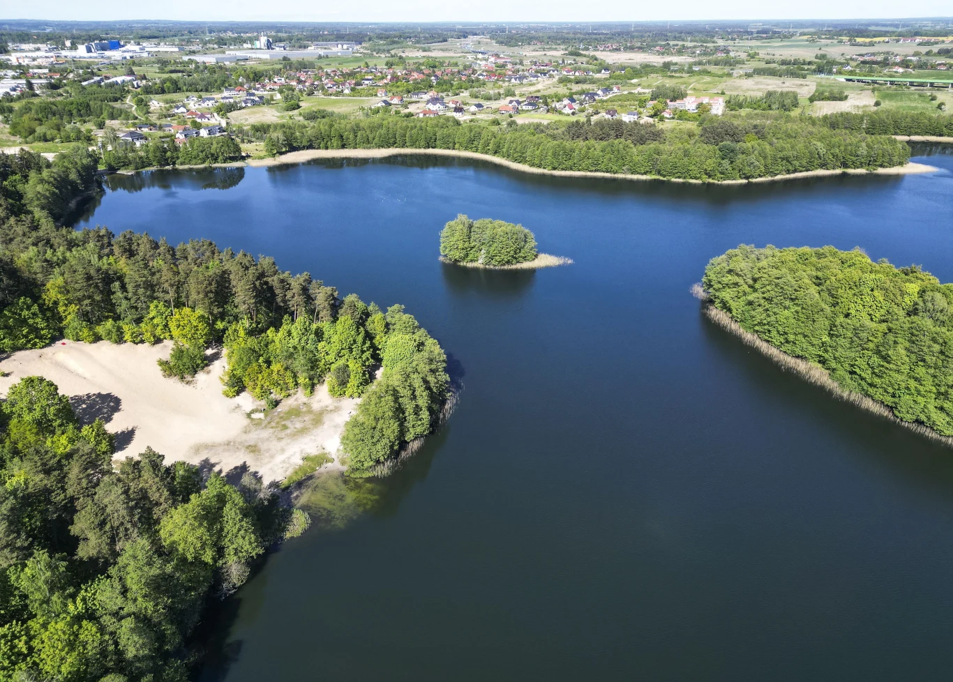 Mazury to piękna kraina. Wiele osób od razu się w nich zakochuje i wraca nawet kilka razy w roku Mazury to piękna kraina. Wiele osób od razu się w nich zakochuje i wraca nawet kilka razy w roku