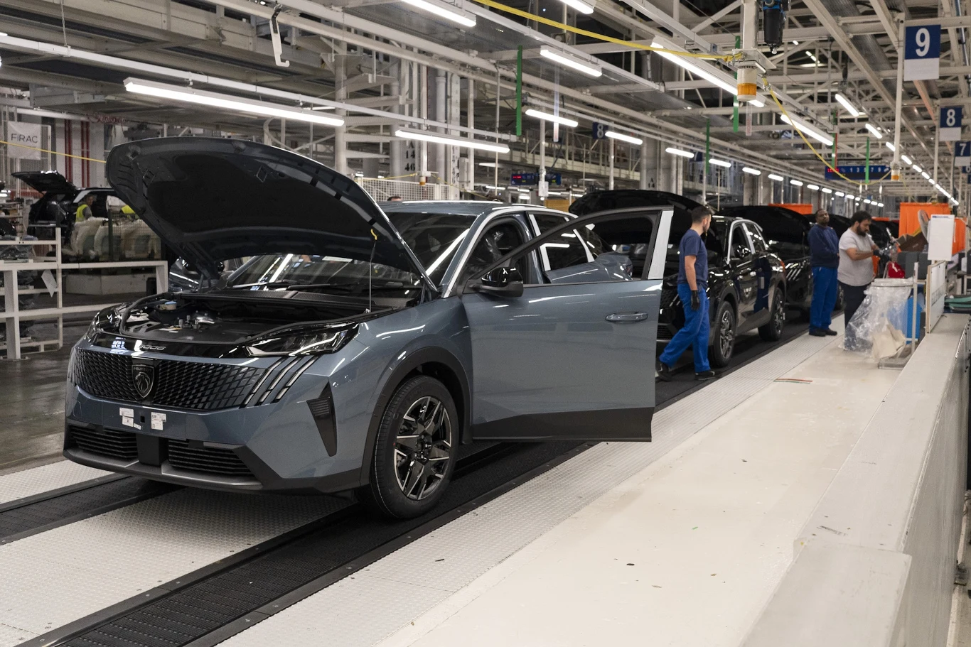 Jeśli Unie Europejska nie zmieni przepisów dotyczących norm emisji spalin, zwolnienia i zamykanie fabryk będą nieuniknione Nowoczesna linia montażowa, na której technicy sprawdzają i montują podzespoły nowo wyprodukowanych samochodów osobowych, jasne oświetlenie i uporządkowane stanowiska pracy podkreślają zaawansowanie technologiczne fabryki.