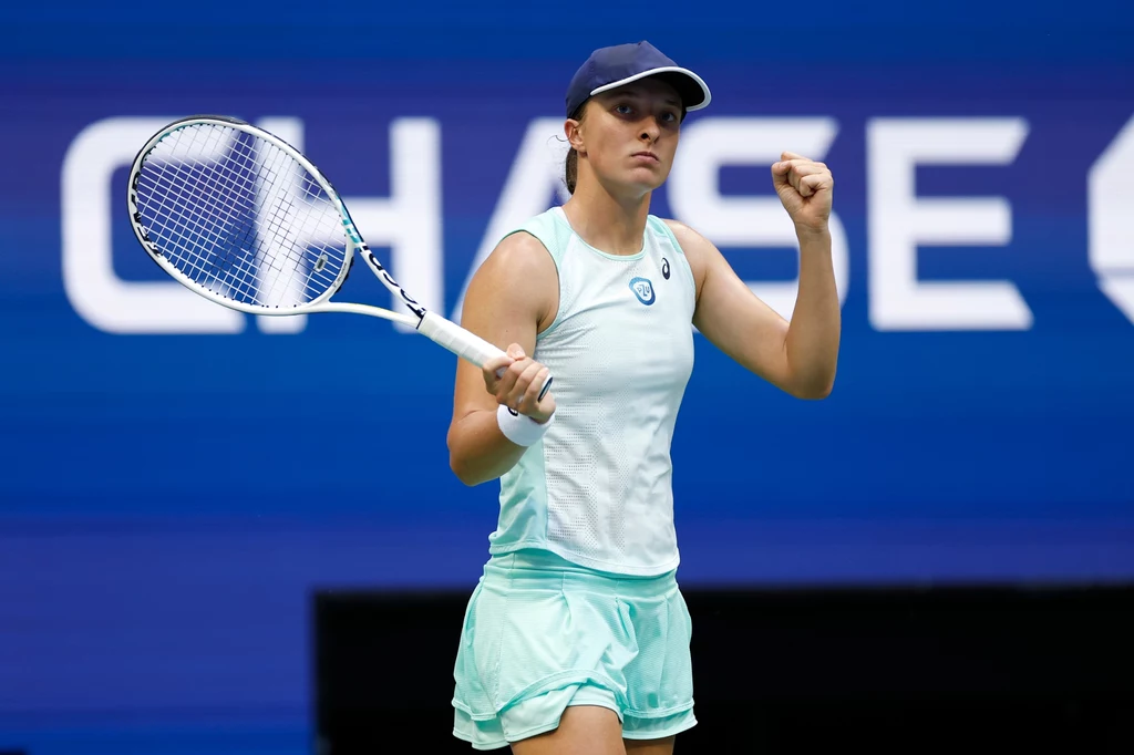 W 2022 roku głównym sponsorem Igi Świątek było PZU Tenisistka ubrana w jasnoniebieski strój sportowy ściska mocno pięść w geście triumfu na tle niebieskiej tablicy z widocznym fragmentem napisu, trzyma w ręku rakietę tenisową.