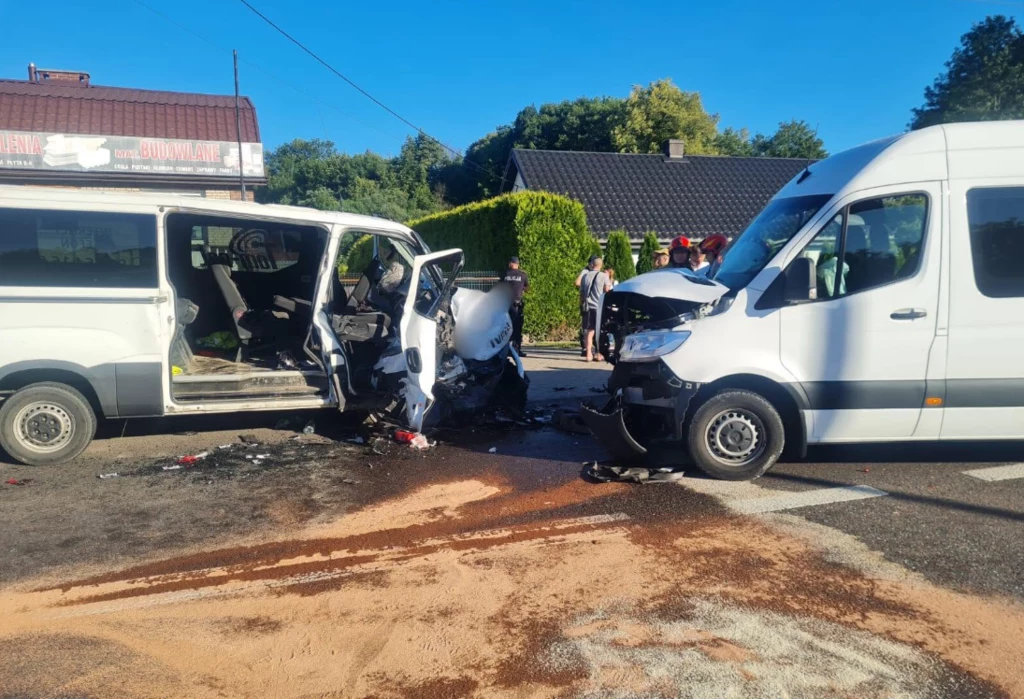 Wypadek na drodze krajowej nr 17 w Izbicy. Są poszkodowani Wypadek na drodze krajowej nr 17 w Izbicy. Są poszkodowani
