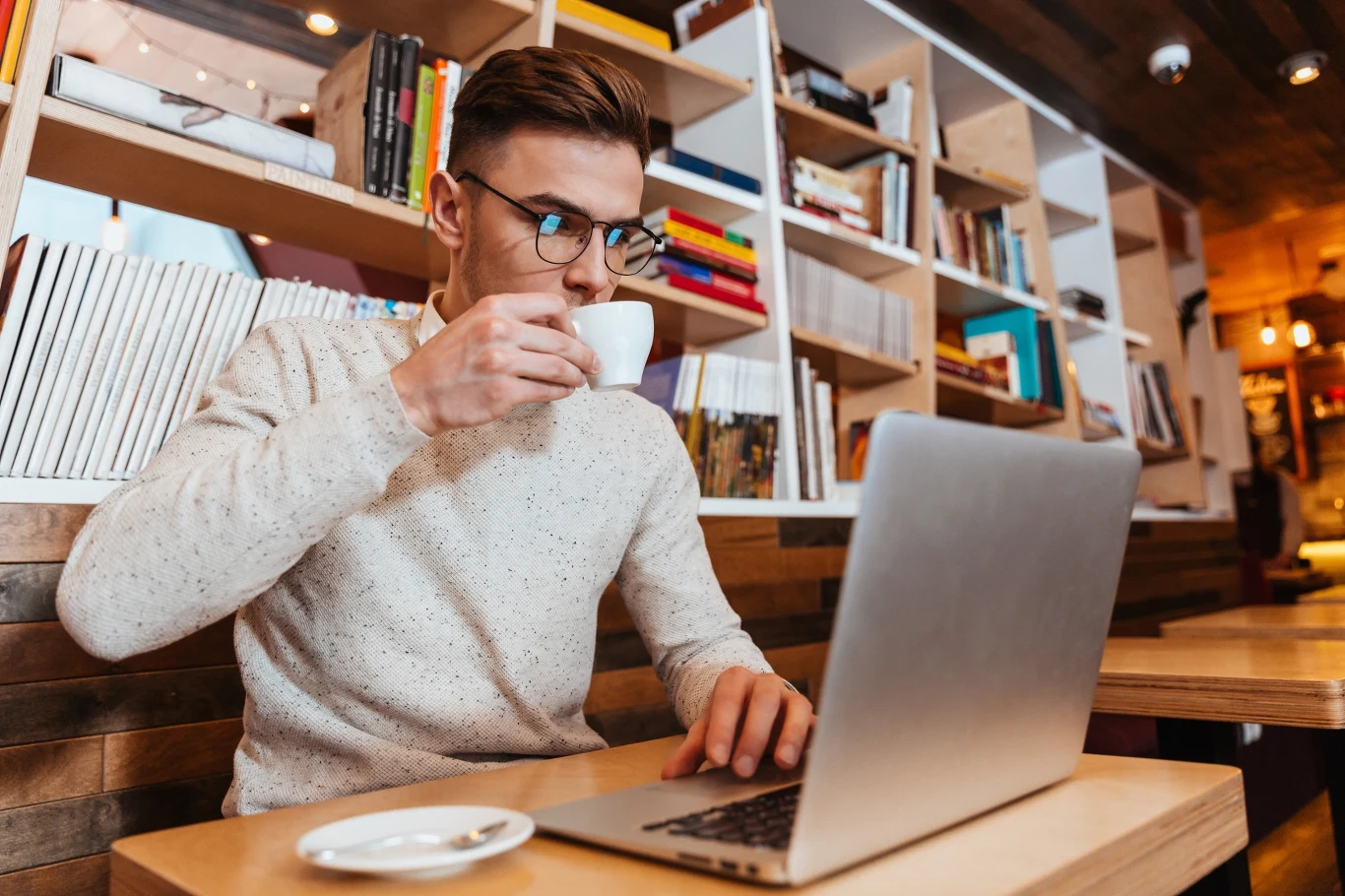 Warto wiedzieć, że jeśli nie ukończyło się 26. roku życia, to zazwyczaj nie trzeba płacić podatku dochodowego Warto wiedzieć, że jeśli nie ukończyło się 26. roku życia, to zazwyczaj nie trzeba płacić podatku dochodowego