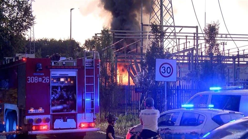 Pożar transformatorów w Warszawie. Świadkowie słyszeli wybuch Pożar transformatorów w Warszawie. Świadkowie słyszeli wybuch