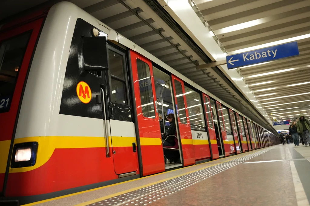 Linia M1 warszawskiego metra wraca do kursowania na pełnej trasie, lecz z pominięciem stacji Racławicka Linia M1 warszawskiego metra wraca do kursowania na pełnej trasie, lecz z pominięciem stacji Racławicka