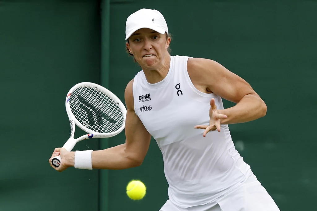 Iga Świątek w trakcie meczu na Wimbledonie 2025 Iga Świątek w trakcie meczu na Wimbledonie 2025