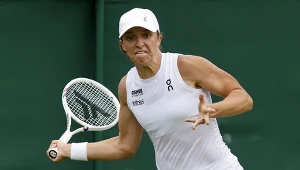 Iga Świątek w trakcie meczu na Wimbledonie 2025