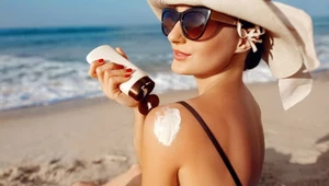 Najlepsze orzeźwiające kosmetyki, które dają ulgę w upale. Idealne na plażę