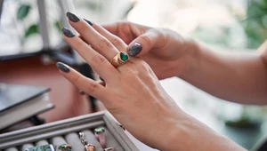 Letni manicure, który odmładza. Te kolory naprawdę działają