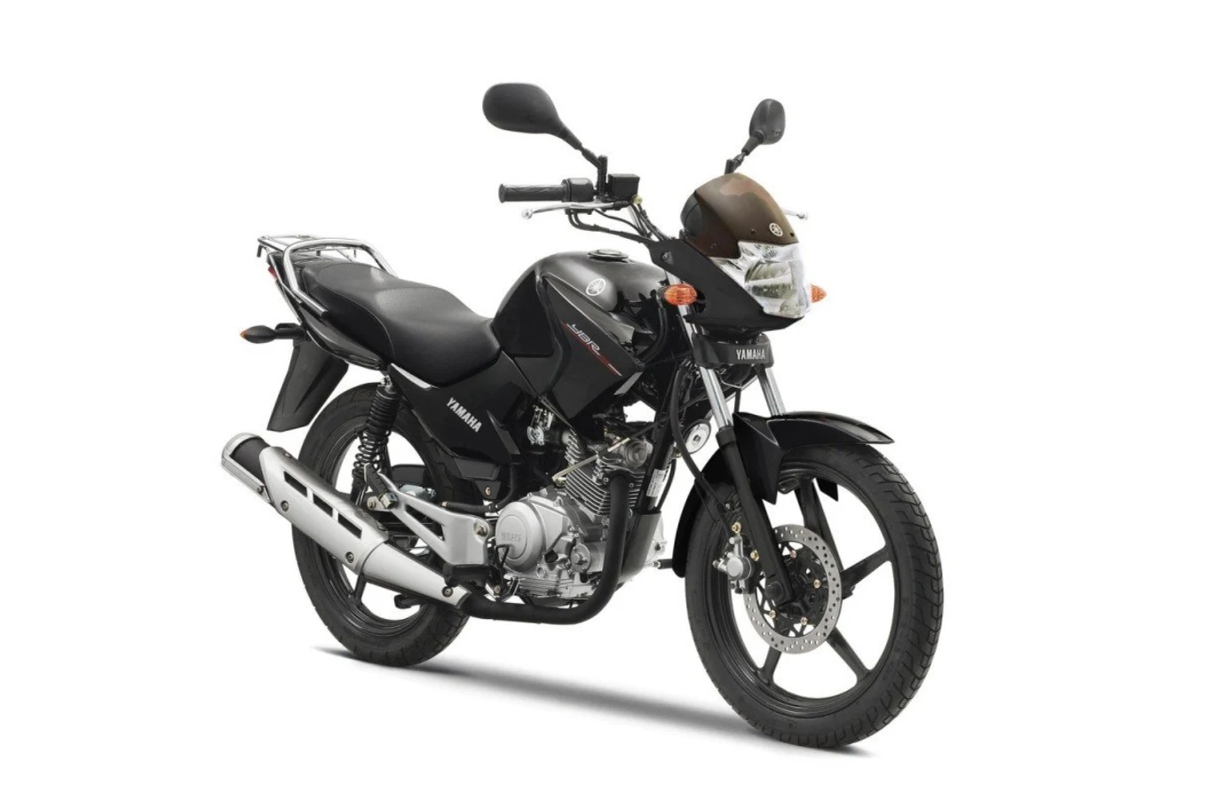 Czarny motocykl marki Yamaha, model YBR125, z widocznymi detalami takimi jak srebrny tłumik, lusterka boczne, reflektor przedni i osłona na przednim kole na białym tle.