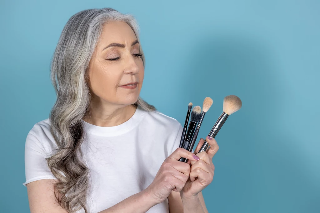 Unikaj mocnego konturowania ciemnymi bronzerami Unikaj mocnego konturowania ciemnymi bronzerami