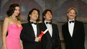 Ashley Judd, Park Chan-Wook, Choi Min-Sik i Kevin Kline podczas ceremonii rozdania nagród w Cannes w 2004 roku