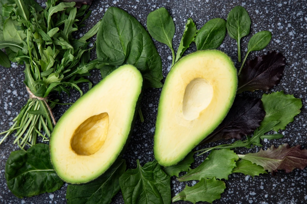 Zielone warzywa liściaste warto łączyć z awokado