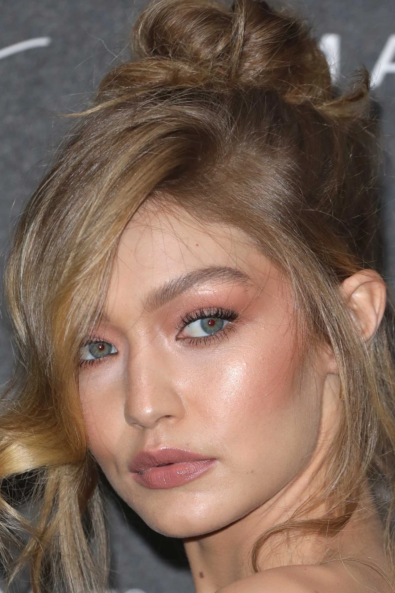 Gigi Hadid podkreśla rysy twarzy za pomocą różu 