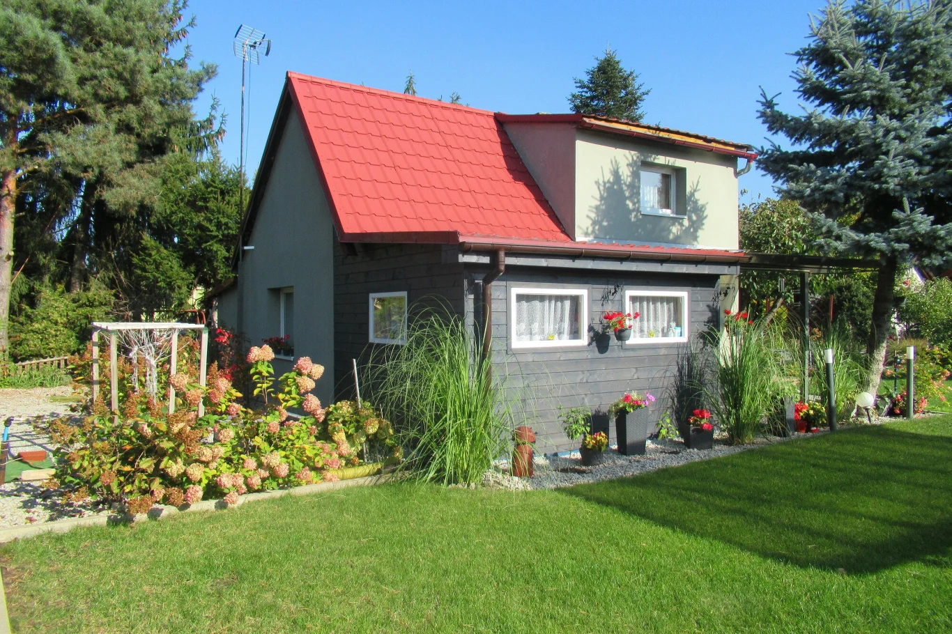 Za składowanie ziemi i innych odpadów z budowy na działce grożą surowe kary Domek na działce