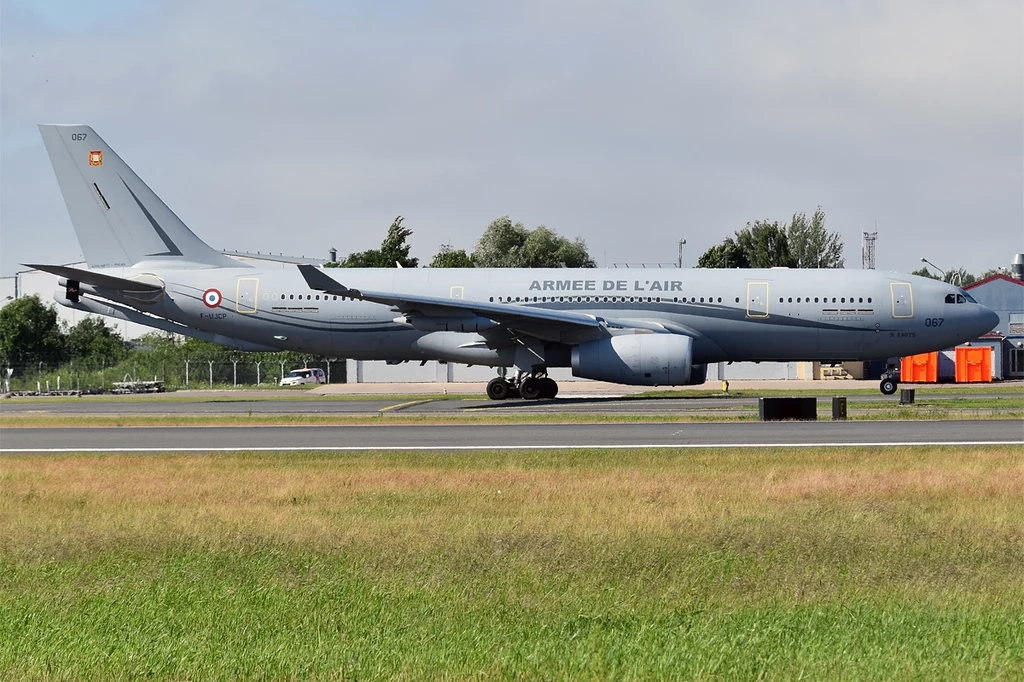 Francuski Airbus A330 MRTT Francuski wojskowy samolot transportowy Airbus A330 MRTT z napisem Armée de l’Air na kadłubie, stojący na pasie startowym z widocznym oznaczeniem sił powietrznych oraz elementami infrastruktury lotniskowej w tle