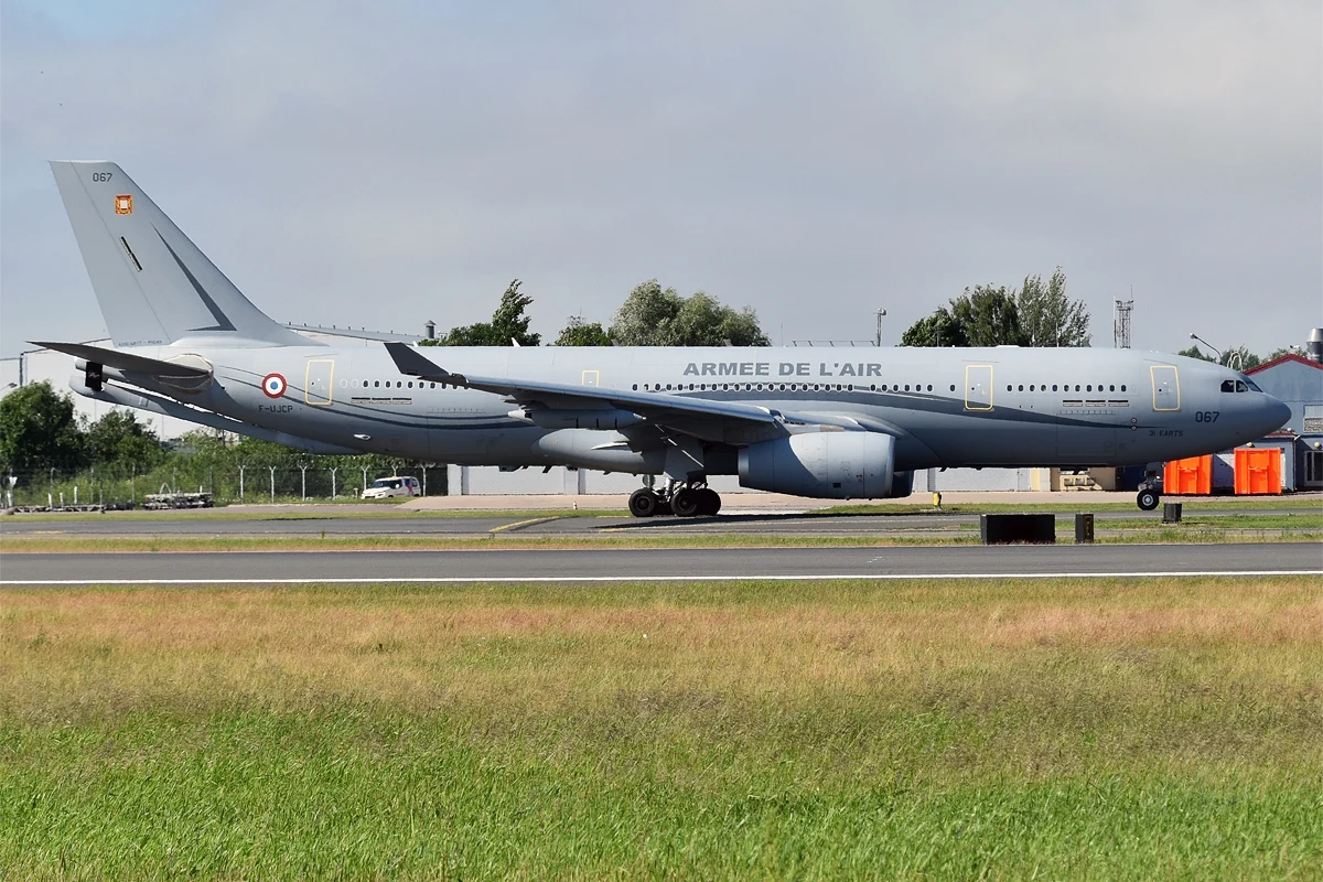Francuski wojskowy samolot transportowy Airbus A330 MRTT z napisem Armée de l’Air na kadłubie, stojący na pasie startowym z widocznym oznaczeniem sił powietrznych oraz elementami infrastruktury lotniskowej w tle