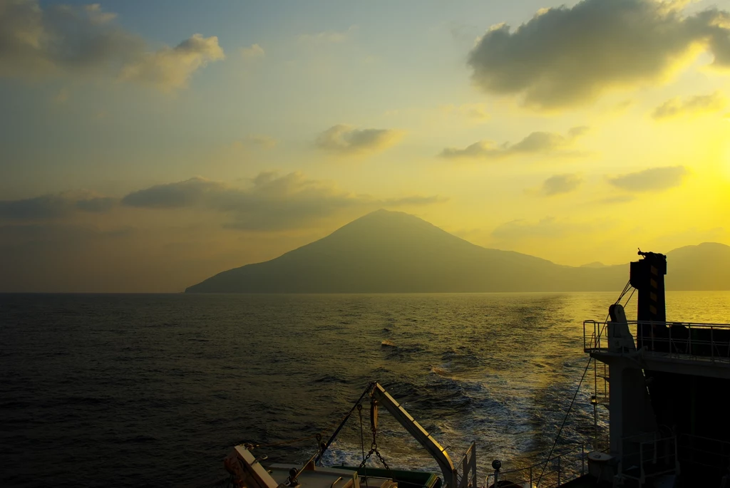 Wyspa Nakanoshima w archipelagu Tokara. W tej części Japonii od niemal dwóch tygodni zanotowano ponad 900 wstrząsów sejsmicznych. Jedna z wysp zostanie ewakuowana Wyspa Nakanoshima w archipelagu Tokara. W tej części Japonii od niemal dwóch tygodni zanotowano ponad 900 wstrząsów sejsmicznych. Jedna z wysp zostanie ewakuowana