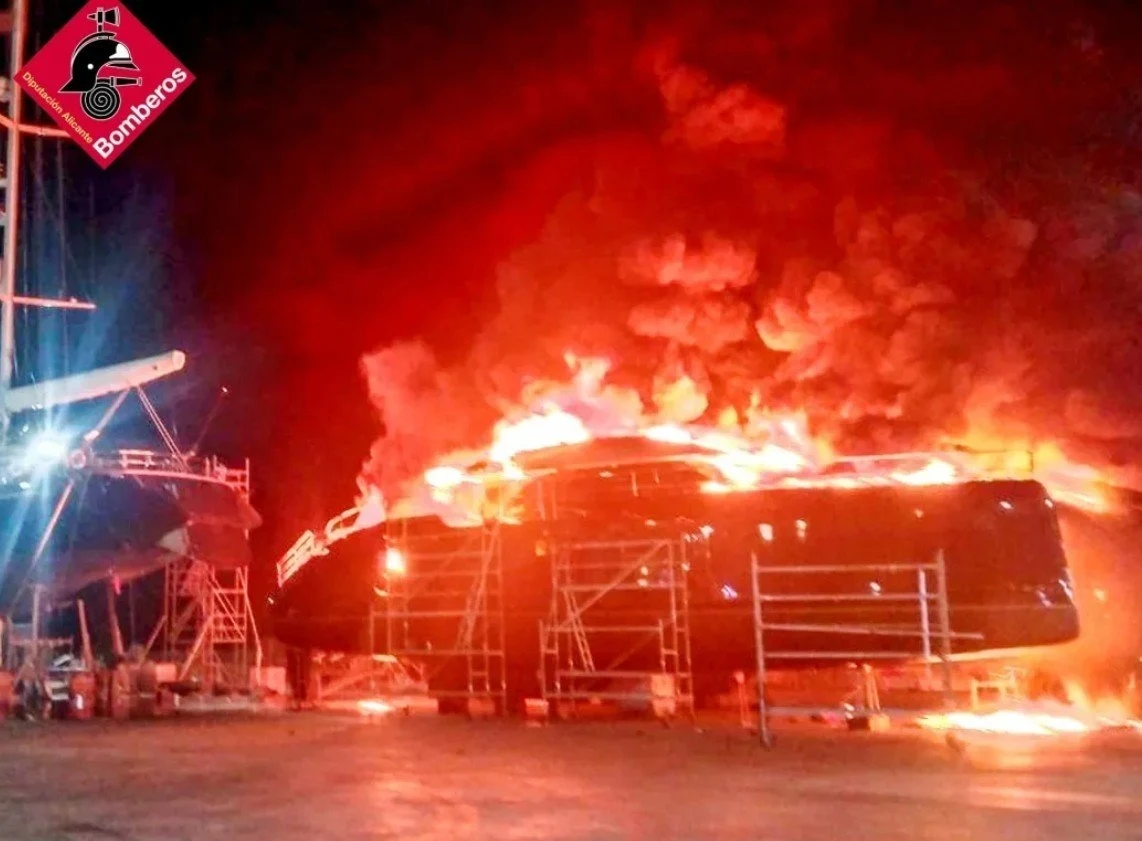 Jacht spłonął nagle w nocy. Milioner Piotr Misztal stracił 10 mln euro. Jacht spłonął nagle w nocy. Milioner Piotr Misztal stracił 10 mln euro.