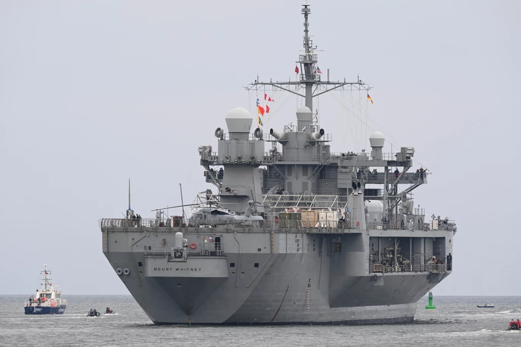 Okręt USS Mount Whitney nazywany jest "pływającym Pentagonem" Okręt USS Mount Whitney nazywany jest "pływającym Pentagonem"