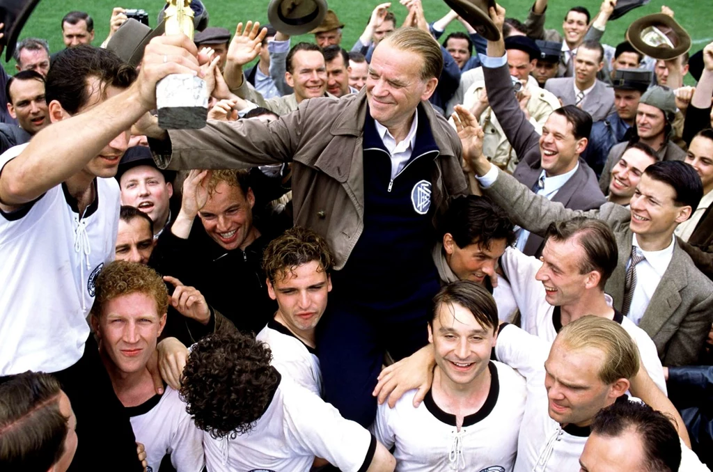 Sepp Herberger świętuje ze swymi podopiecznymi triumf na MŚ 1954 (fot. Everett Collection) Sepp Herberger świętuje ze swymi podopiecznymi triumf na MŚ 1954 (fot. Everett Collection)