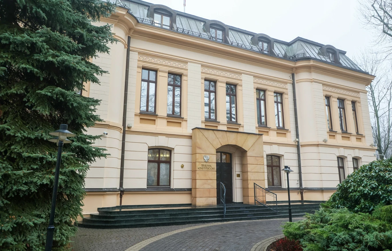 Trybunał Konstytucyjny wydał wyrok w sprawie lekcji religii Zabytkowy budynek o jasnej elewacji z dużymi oknami, trzykondygnacyjny, otoczony zielenią i krzewami, na froncie prowadzą schody oraz ścieżka brukowana.
