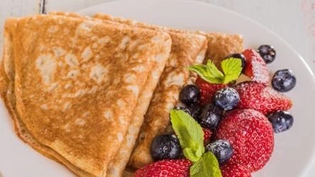 Naleśniki z sezonowymi owocami to perfekcyjny obiad na upał