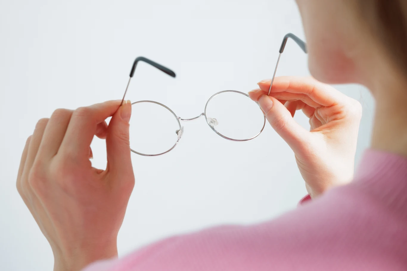 Najpopularniejszą metodą korekcji prezbiopii są "okulary do czytania" Najpopularniejszą metodą korekcji prezbiopii są "okulary do czytania"