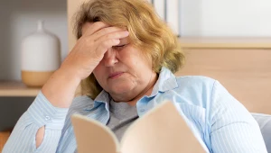 Pierwsze symptomy starczowzroczności pojawiają się zwykle po 40. roku życia. Co do nich zaliczamy?