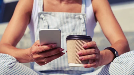W upały smartfony mogą przegrzewać się bardziej niż zwykle. Wówczas możesz spróbować schłodzić je za pomocą prostych trików