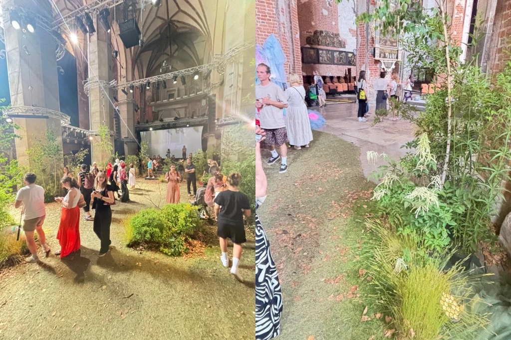 Wystawa zrealizowana z okazji 30-lecia Nadbałtyckiego Centrum Kultury Duża hala z elementami zieleni i dekoracji, liczne osoby spacerujące lub rozmawiające w eleganckiej, otwartej przestrzeni z wysokimi sklepieniami i ceglaną architekturą, część osób w tle obserwuje wydarzenie lub instalację artystyczną.