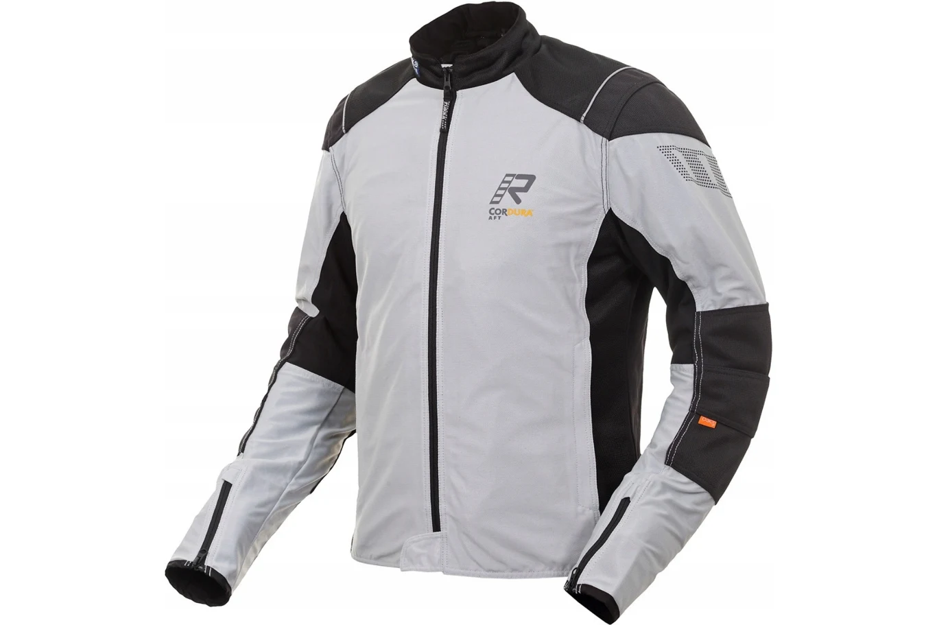 Kurtka motocyklowa w odcieniach szarości i czerni, z wysokim kołnierzem, zamkiem błyskawicznym i widocznymi logotypami na piersi oraz ramieniu, wyposażona w elementy ochronne na rękawach i barkach.
